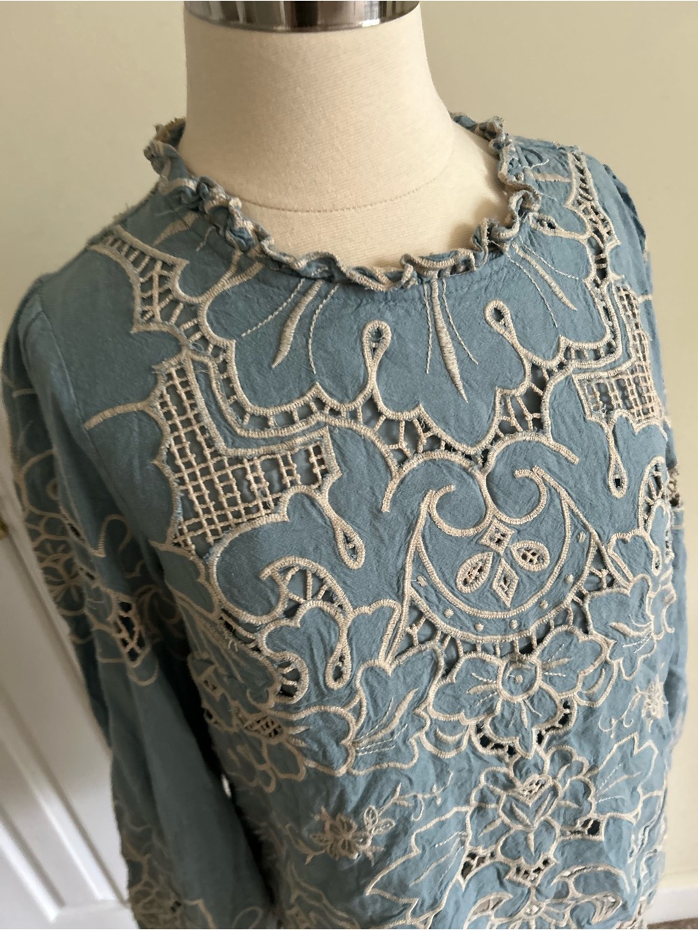 Anthropologie Linen Blend Lace Embroidered Blue Ling Sleeve blouse size S - Picture 3 of 9